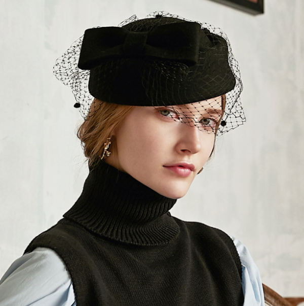 Topi berets dengan bahan tweed yang elegan